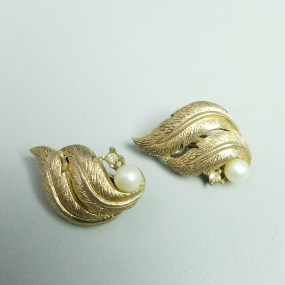 Vintage Crown Trifari Gold Tone Faux Pearl Clip On Earrings Retro Estate, Signed - Picture 6 of 7